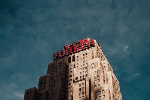 Sätt en dramatisk touch på din vägg med tavlor från golv till tak